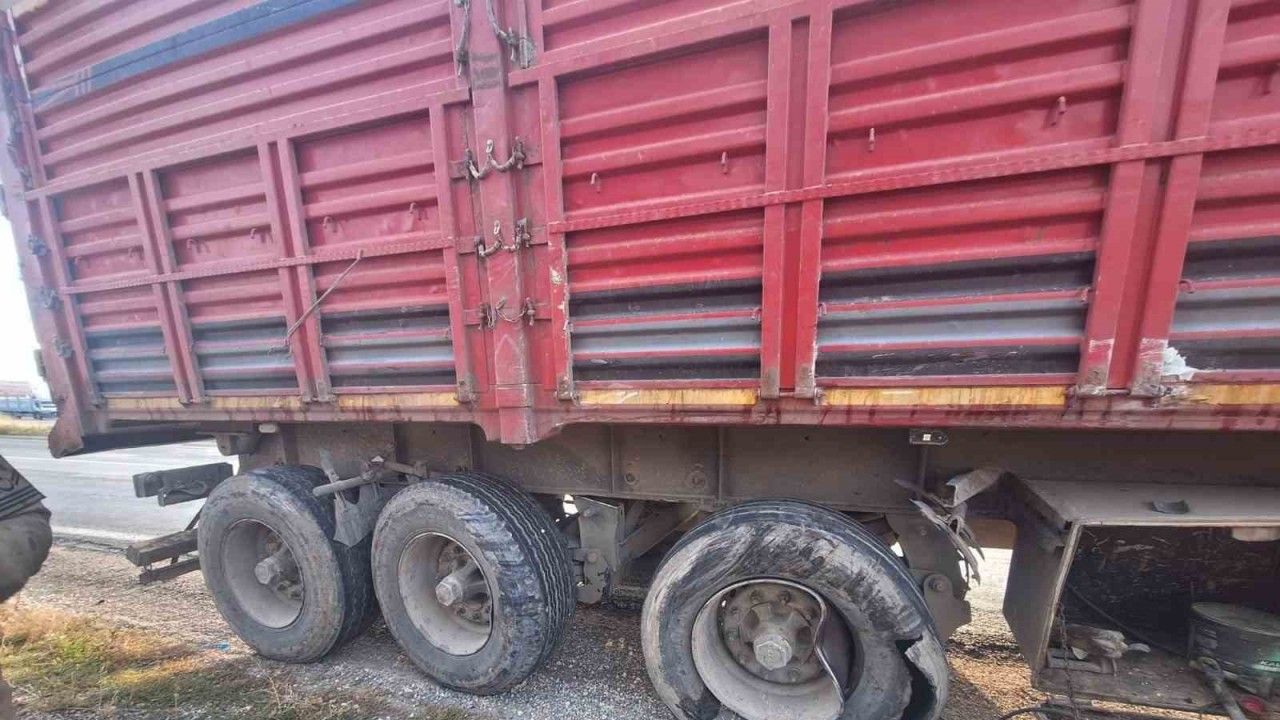 Bitlis’te kamyonet tırla çarpıştı: 2 yaralı