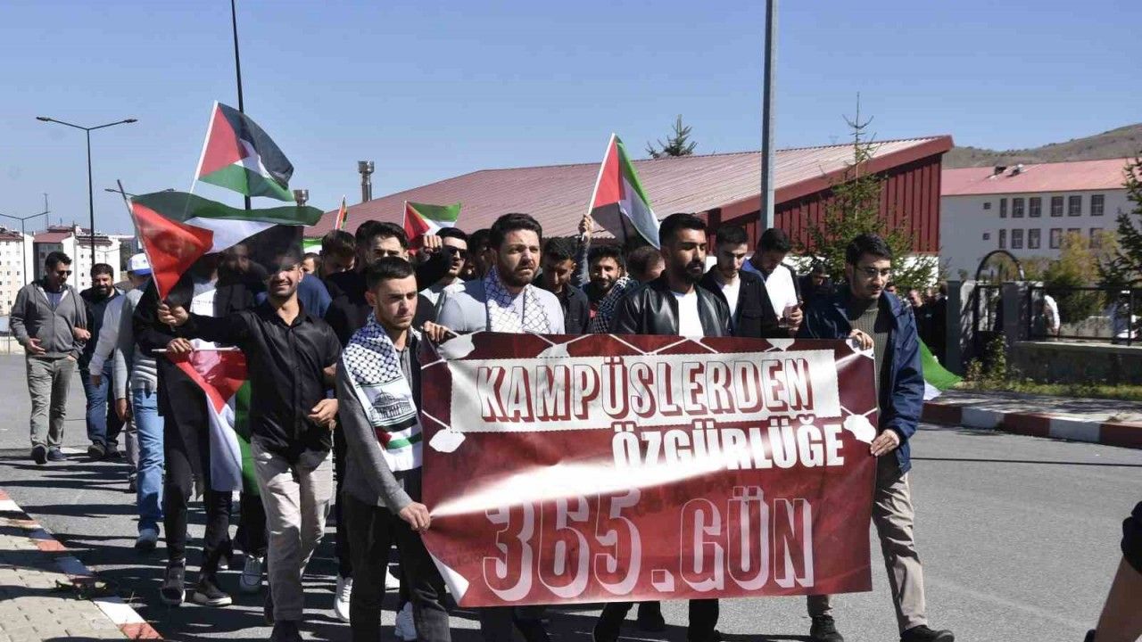 Bitlis’te üniversite öğrencileri İsrail saldırılarının yıldönümünde yürüyüş düzenledi