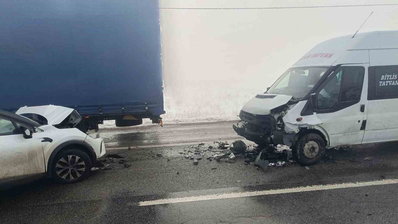 Bitlis’te zincirleme trafik kazası: 31 yaralı