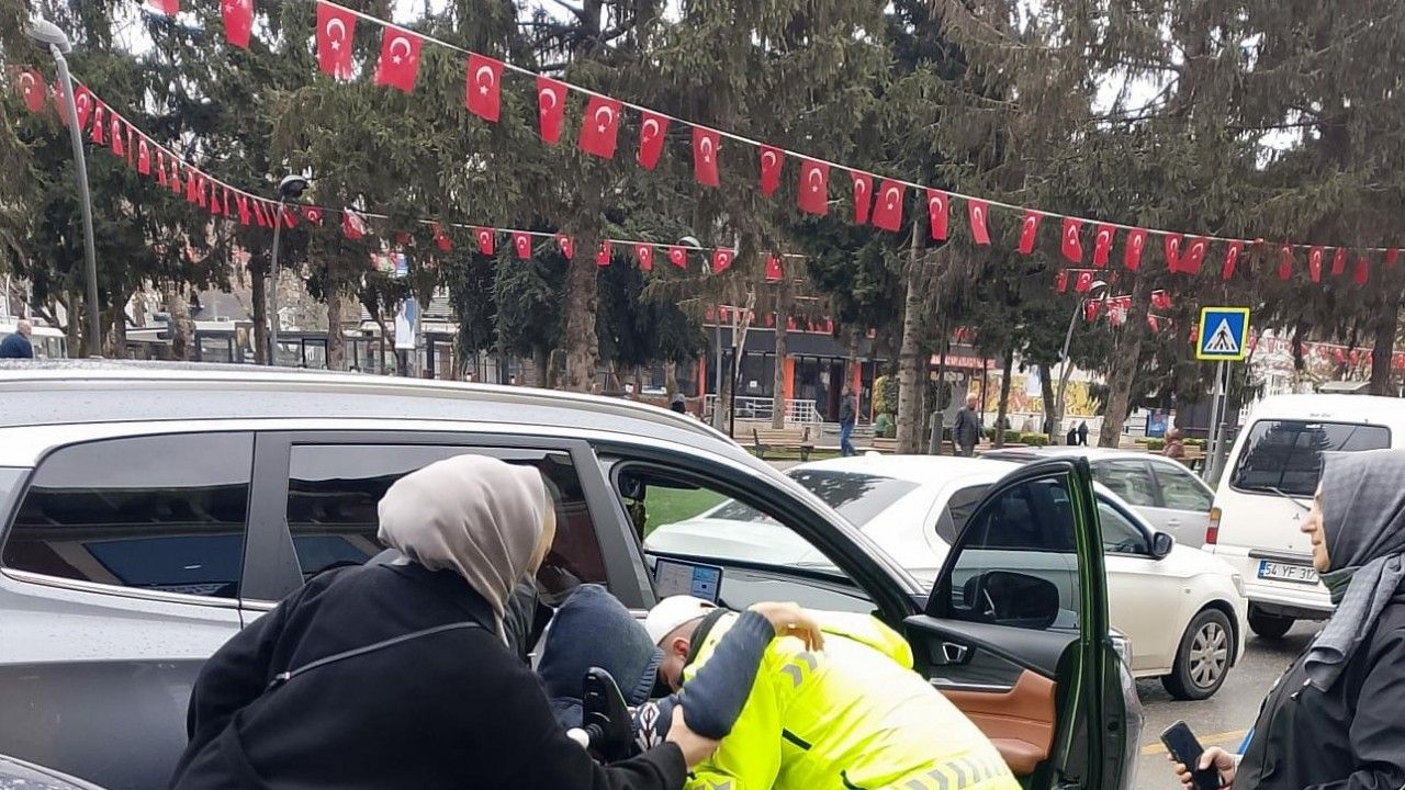 Sakarya’da polisten yürekleri ısıtan hareket: Gördüğü gibi yardıma koştu