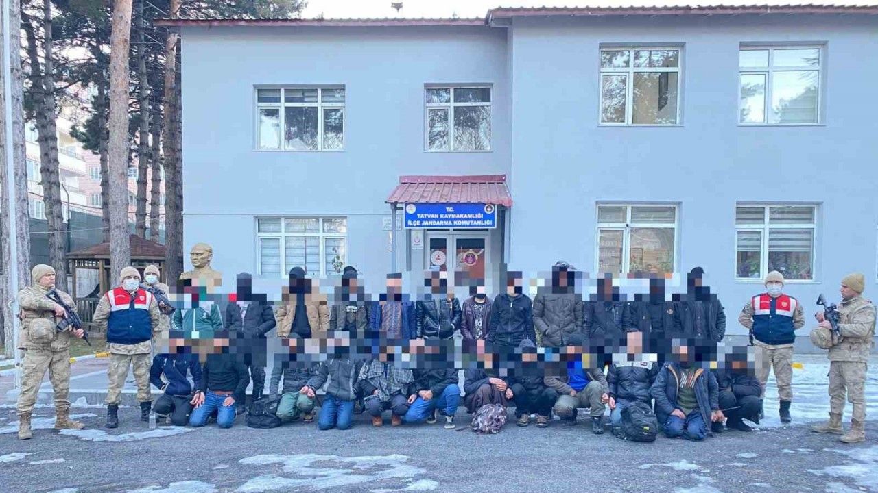 Bitlis’te 24 düzensiz göçmen yakalandı
