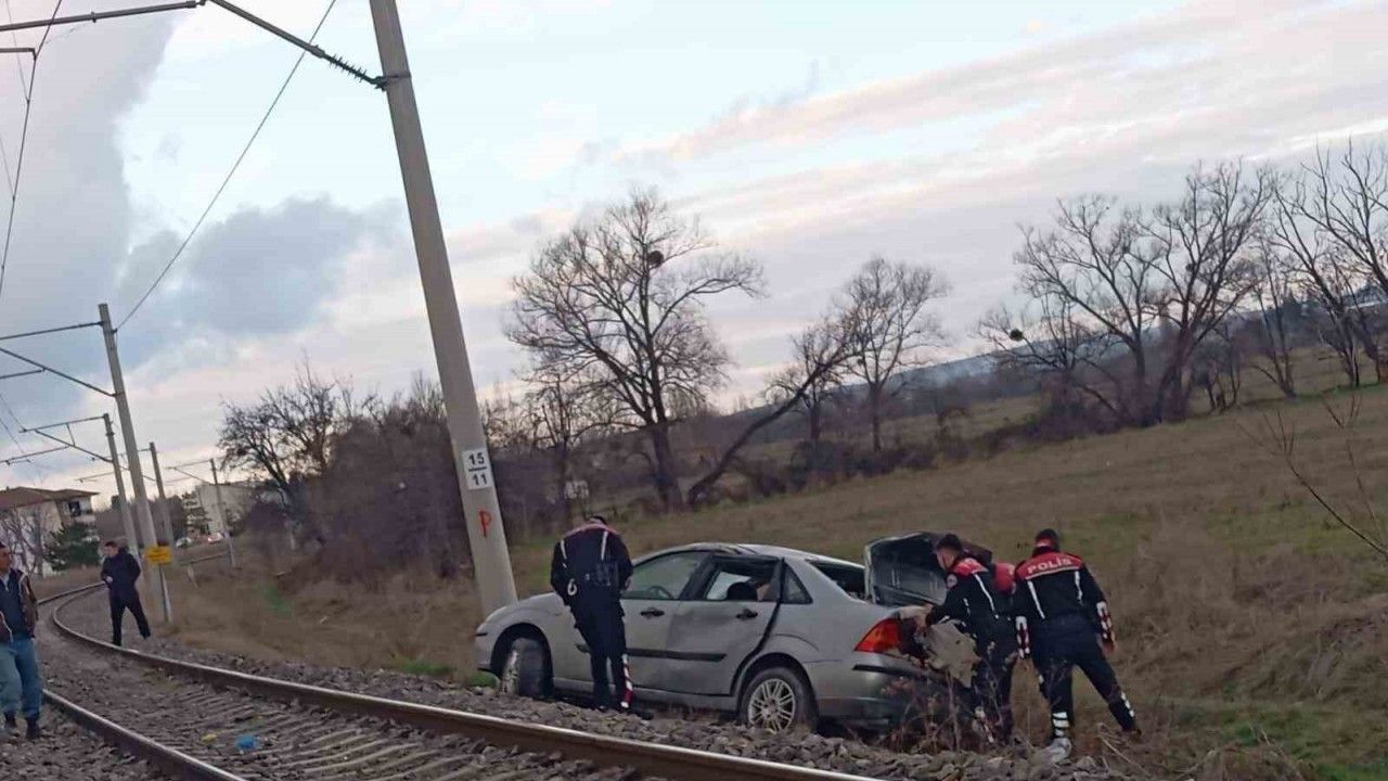 Kütahya’da polisten kaçan araç takla atarak demir yoluna devrildi