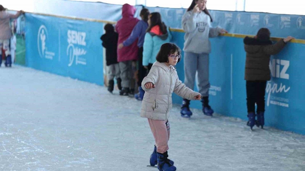 Merkezefendi’de çocuklar için ücretsiz buz pateni keyfi