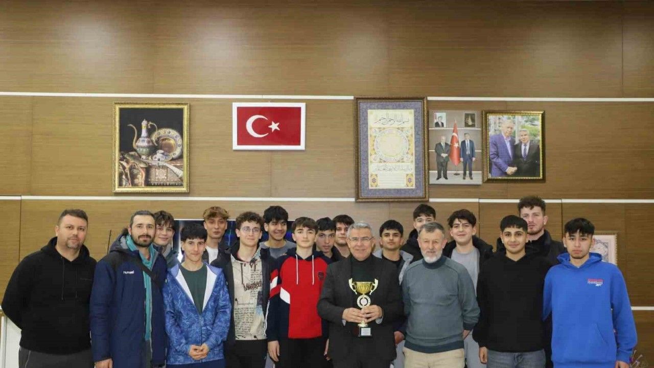 Köşkün hentbol takımı Yıldız Erkekler kategorisinde il birincisi oldu