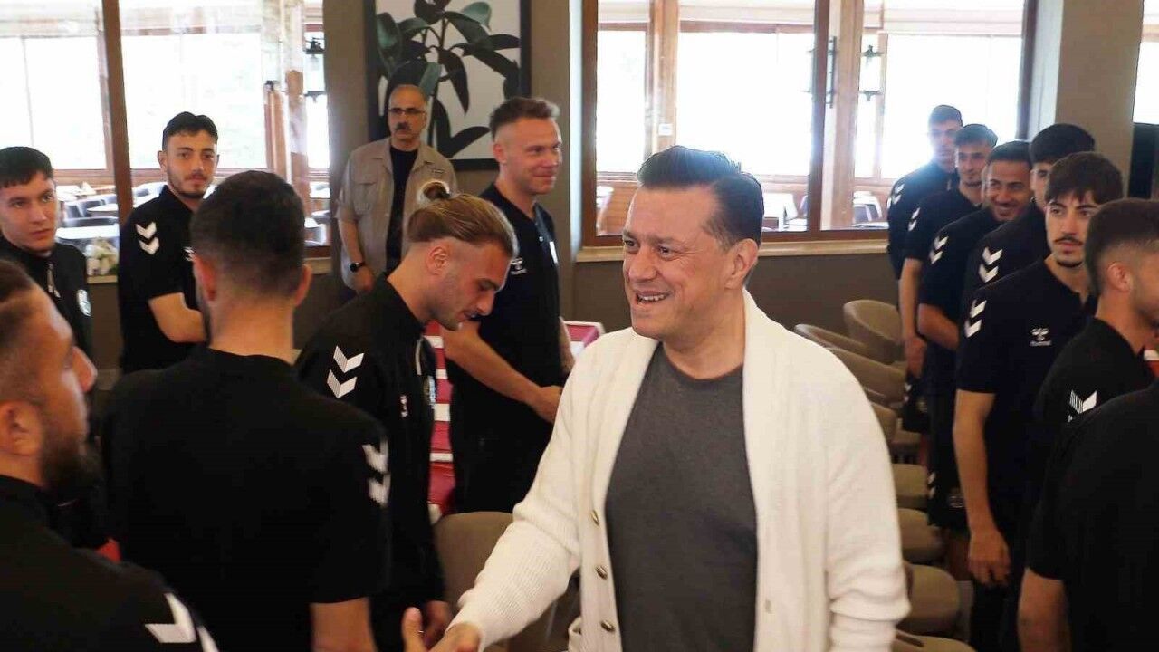 Milletvekili Hatipoğlu, Eskişehirspor oyuncularıyla bir araya geldi