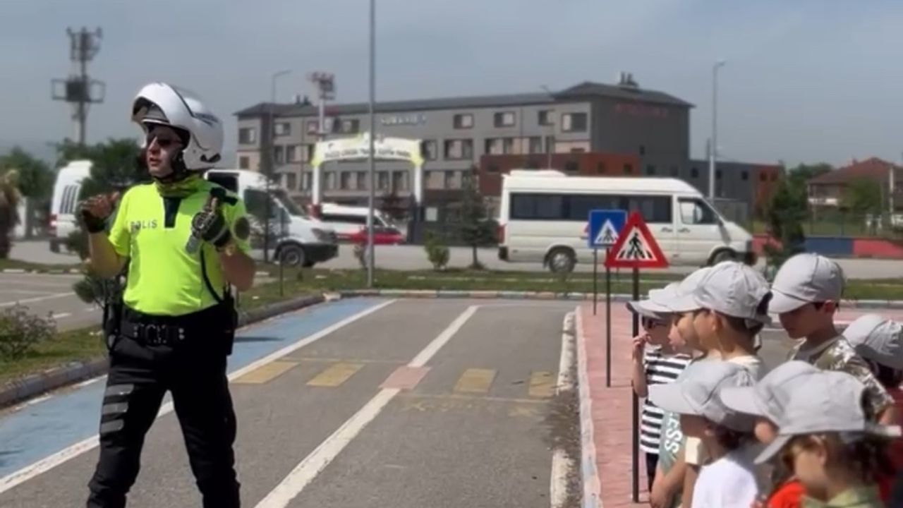 Polisten çocuklara sevgi dolu yaklaşım