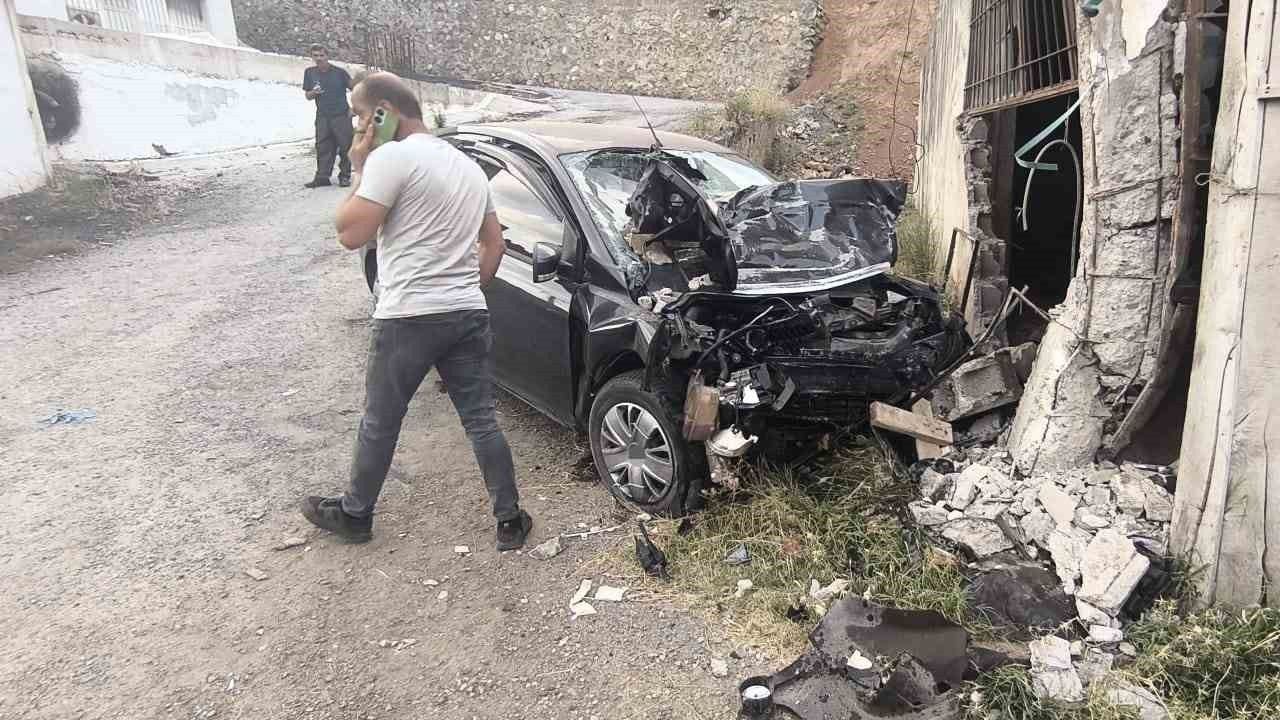 Bitlis’te otomobil duvara çarptı: 2 ölü, 2 yaralı