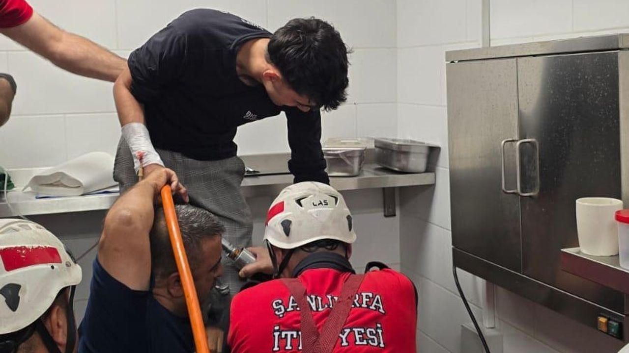 Elini kaptırdığı makineyle hastaneye götürüldü