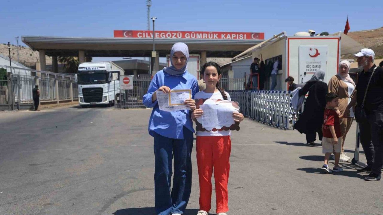Evlatları karnelerini alan Suriyeli aileler ülkelerine dönüyorlar
