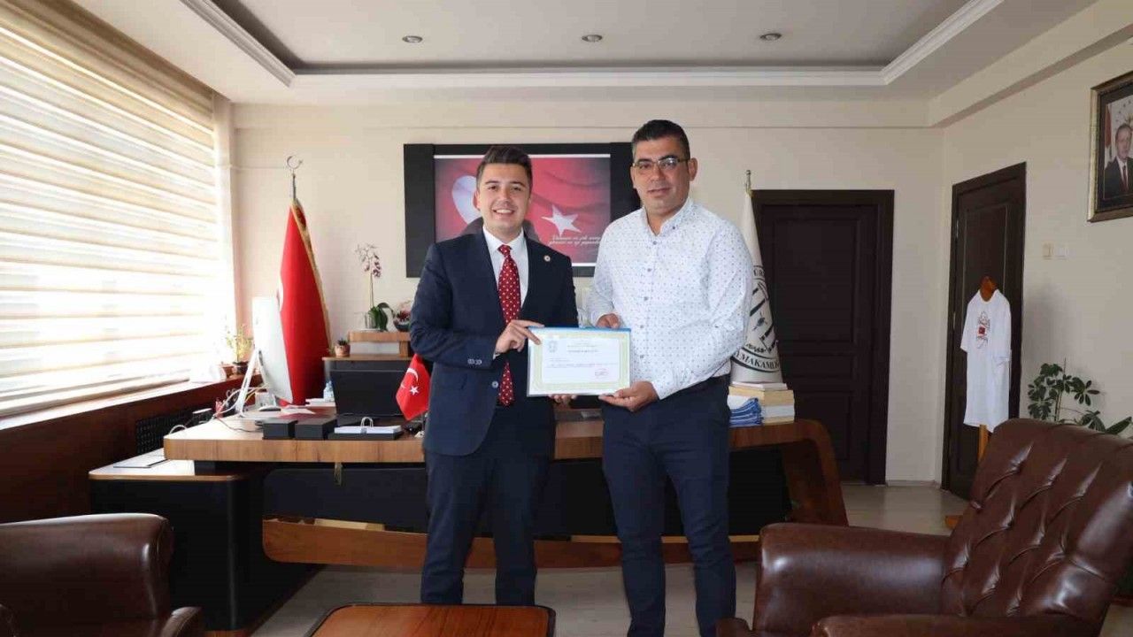 Kaymakam Gündoğdu’dan örnek muhtara teşekkür belgesi
