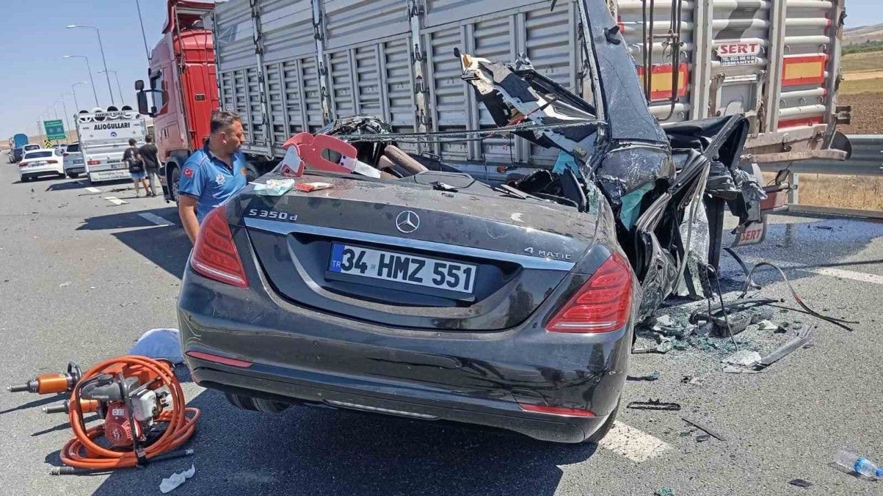 Otomobil, lastiği patlayan tıra arkadan çarptı: 2 ölü, 1 yaralı