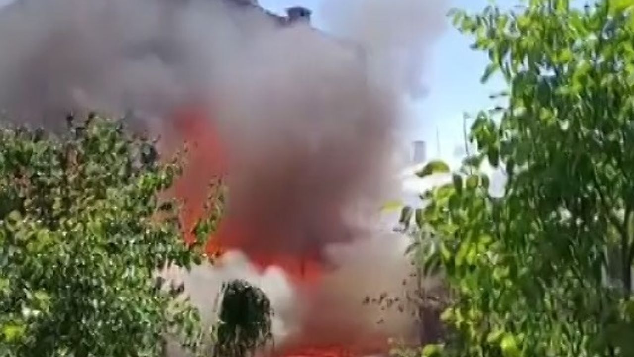 Sivas’ta korkutan yangın: Müstakil ev alev alev yandı