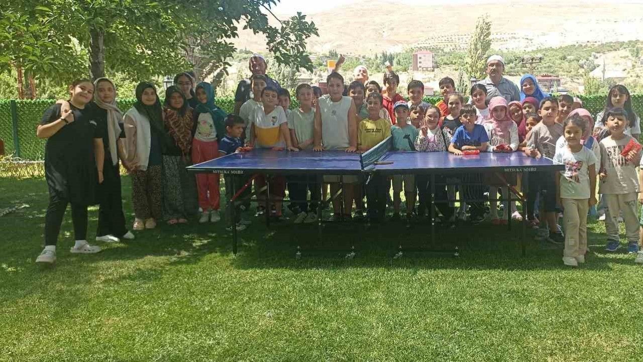 Bu camide çocuklar güle oynaya Kur’an öğreniyor