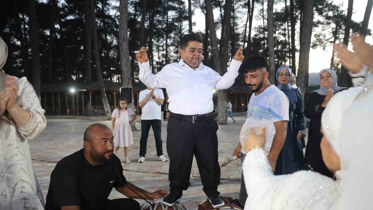 Cüce çift yarım kalan aşklarında 21 yıl sonra mutlu sona ulaştı