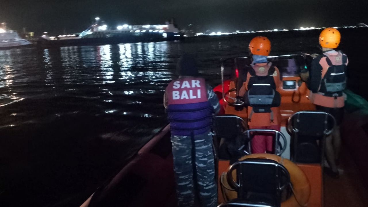 Endonezya’da turistik Bali Adası’na giden feribot battı: 4 ölü, 31 kayıp