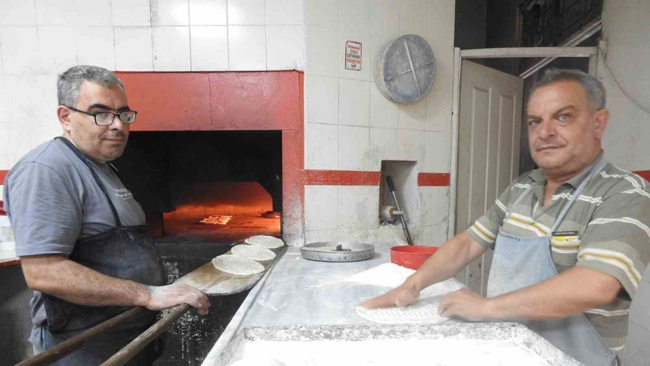 Fırın çalışanlarının sıcak havadaki zorlu mesaisi