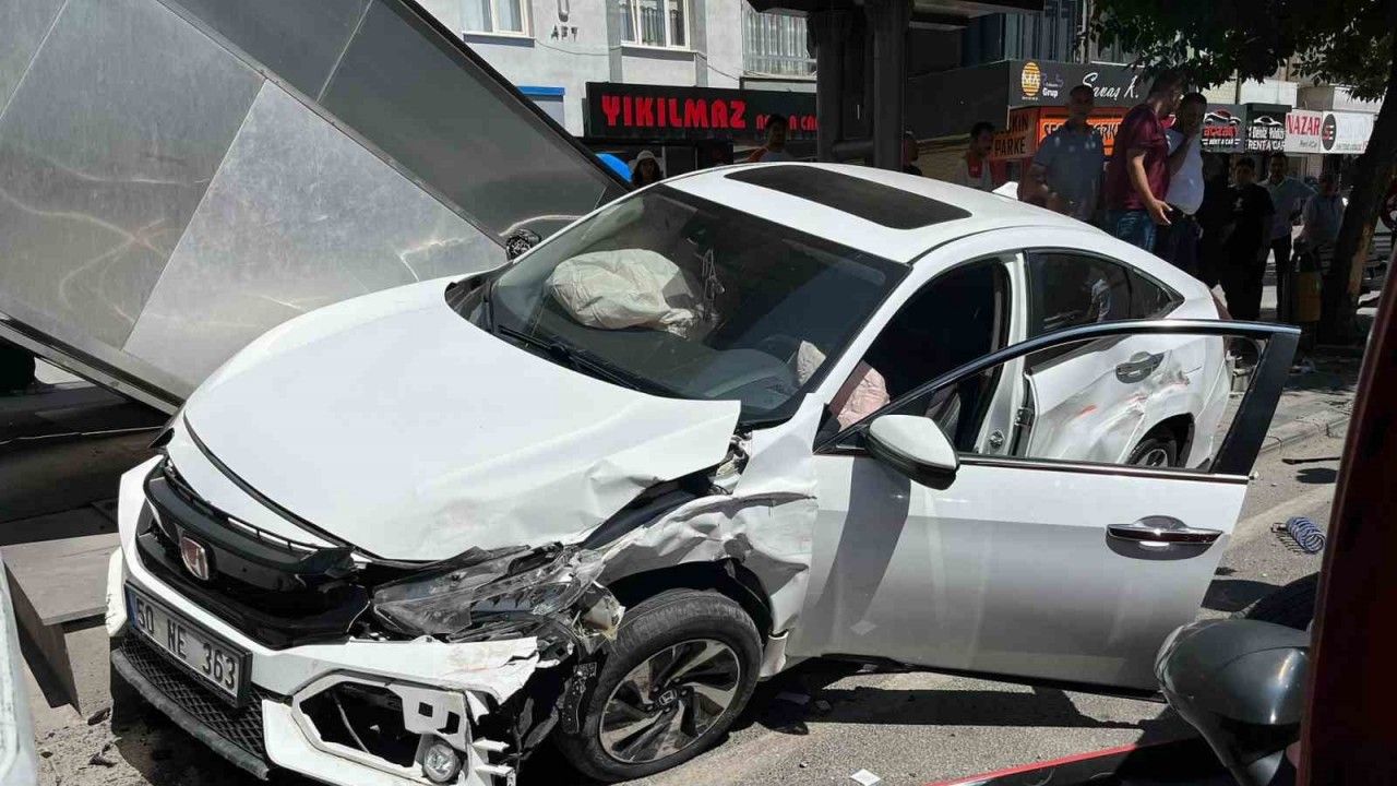 Kayseri’de kazada otomobiller kullanılamaz hale geldi