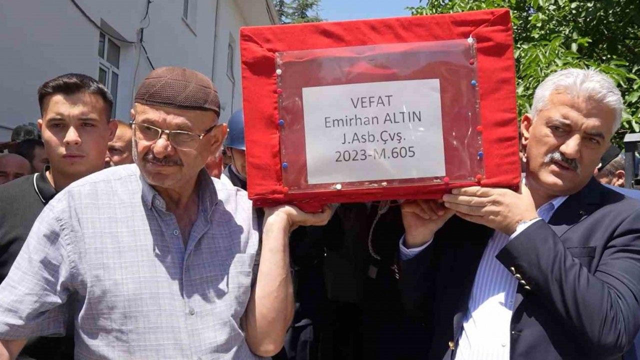 Yürek yakan veda: Oğlunun tabutunu omuzladı