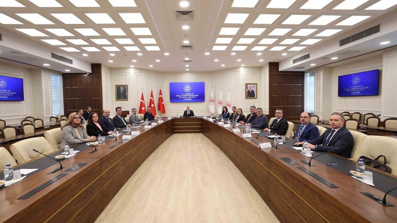 Bakan Işıkhan: 'Dönüşümü yöneten, çalışanı koruyan ve insan odaklı bir yaklaşımı merkeze alan politikalar geliştirmek zorundayız'