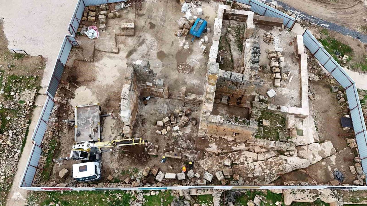 UNESCO Dünya Mirası Geçici Listesi'nde yer alan Zerzevan Kalesi'nde restorasyon çalışmaları devam ediyor