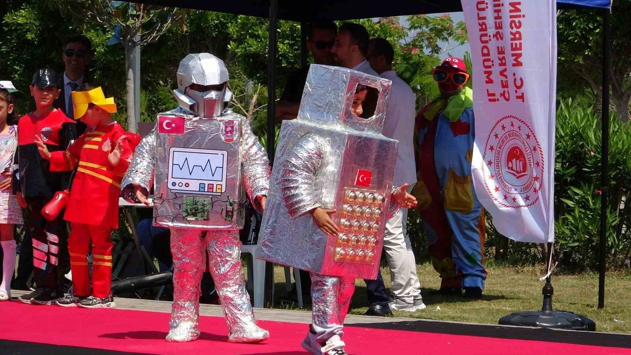 Mersin'de atıklar tasarıma dönüştü, çocuklar podyuma çıktı