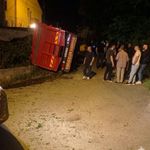 Giresun'da yaş çay yüklü kamyon devrildi