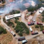 İnşaat malzemelerinin bulunduğu baraka alevlere teslim oldu