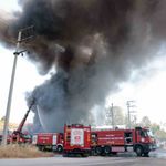 Kocaeli'de boya fabrikası alevlere teslim oldu