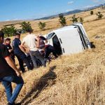 Vezirköprü'de otomobil tarlaya uçtu: 2 yaralı