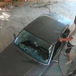 Kadına ait otomobile satır ve bıçakla zarar verdi: O anlar kamerada