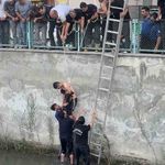 Kanala düşen genci arkadaşı yakaladı, itfaiye kurtardı