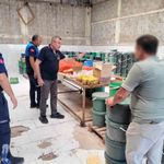 Mersin'de sağlıksız şartlarda üretilen tonlarca turşuya el konuldu