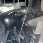 Otomobil, iş yerine girdi: O anlar kameraya yansıdı