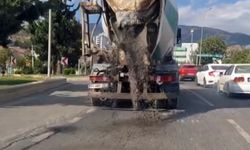 Beton mikserinin harcı karayoluna dökerek ilerlediği anlar kamerada