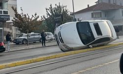 Devrilen otomobil tramvay seferlerini aksattı