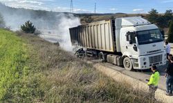 Lastikleri alevlere teslim olan dorseyi küle dönmekten itfaiye kurtardı