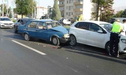 Otomobil ile çarpışan Tofaş’ta önemli hasara meydana geldi