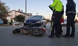 Otomobille çarpışan elektrikli bisiklet sürücüsü gencin ayağı kırıldı