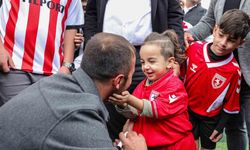 Şampiyon minikler kupayı Samsunspor kaptanının elinden aldı