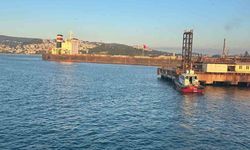 Zonguldak’ta karaya oturan yük gemisi ekiplerin çalışmalarının ardından limana yüzdürüldü