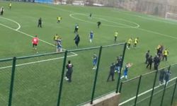 Amatör maçta saha karıştı, futbolcular taşlı saldırıda yaralandı