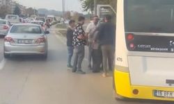 Aracını otobüs durağına çekti, kendisini uyaran şoföre silah çekti