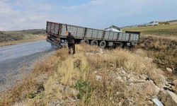 Direksiyon hakimiyeti kaybedilen tır yoldan çıktı