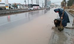 Gölbaşı Belediyesi, tıkanan mazgalları temizledi