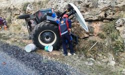 Mardin’de traktör, kayalara çarptı: 1 yaralı