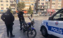 Motosikletliyi kaskıyla dövdü, kanlar içinde kaldı