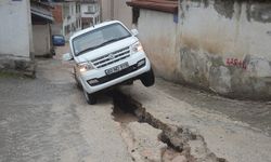 Niksar’da, belediye çalışmaları yetersiz kaldı, araç çukura saplandı