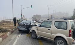 Sisli hava zincirleme kazayı beraberinde getirdi: 2 yaralı