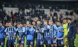 Adana Demirspor ilk galibiyetini coşkuyla kutladı