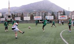 Amasyasporlu futbolcular, maç yaptıkları engelli taraftar Semih ve arkadaşlarını sevindirdi